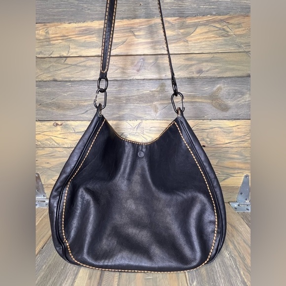 BIN048.6 Black Shoulder Bag - Picture 2 of 6